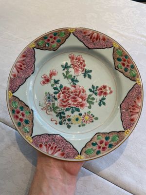 Two sets of six Chinese famille rose plates with peonies, Yongzheng/Qianlong — photo 37