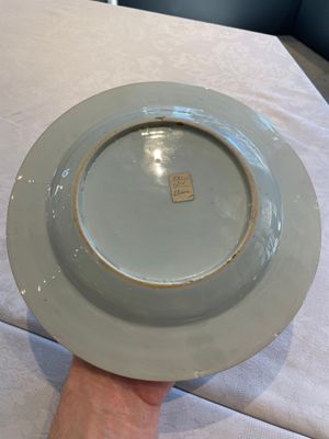 Two sets of six Chinese famille rose plates with peonies, Yongzheng/Qianlong — photo 38