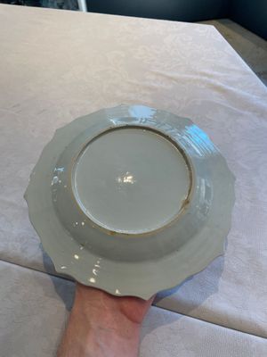 Two sets of six Chinese famille rose plates with peonies, Yongzheng/Qianlong — photo 4