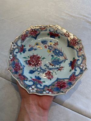 Two sets of six Chinese famille rose plates with peonies, Yongzheng/Qianlong — photo 6