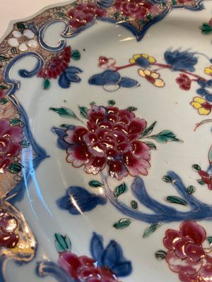 Two sets of six Chinese famille rose plates with peonies, Yongzheng/Qianlong — photo 7
