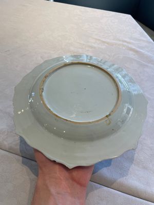 Two sets of six Chinese famille rose plates with peonies, Yongzheng/Qianlong — photo 8