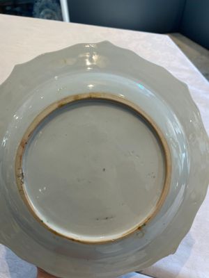 Two sets of six Chinese famille rose plates with peonies, Yongzheng/Qianlong — photo 9