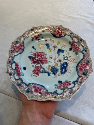 Two sets of six Chinese famille rose plates with peonies, Yongzheng/Qianlong — photo 10