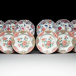 Two sets of six Chinese famille rose plates with peonies, Yongzheng/Qianlong — photo 1