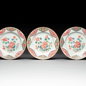 Two sets of six Chinese famille rose plates with peonies, Yongzheng/Qianlong — photo 2
