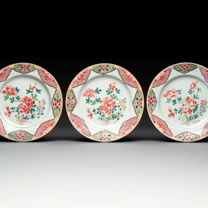 Two sets of six Chinese famille rose plates with peonies, Yongzheng/Qianlong — photo 4