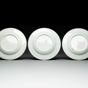 Two sets of six Chinese famille rose plates with peonies, Yongzheng/Qianlong — photo 5