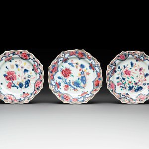 Two sets of six Chinese famille rose plates with peonies, Yongzheng/Qianlong — photo 8
