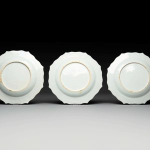 Two sets of six Chinese famille rose plates with peonies, Yongzheng/Qianlong — photo 9