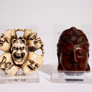 Two signed Japanese netsuke in ivory and wood, Meiji or Taisho, 19/20th C. — photo 1