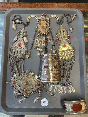 Two silver bracelets, two pendants with carnelian stones, a silver back ornament and a silver capstone, Turkmenistan, 19/20th C. — photo 1