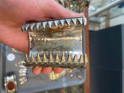 Two silver bracelets, two pendants with carnelian stones, a silver back ornament and a silver capstone, Turkmenistan, 19/20th C. — photo 2