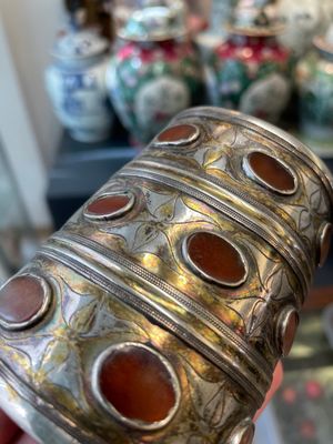Two silver bracelets, two pendants with carnelian stones, a silver back ornament and a silver capstone, Turkmenistan, 19/20th C. — photo 3