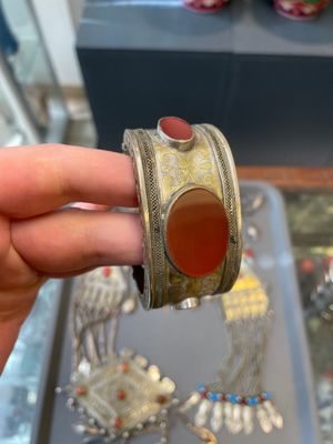 Two silver bracelets, two pendants with carnelian stones, a silver back ornament and a silver capstone, Turkmenistan, 19/20th C. — photo 4