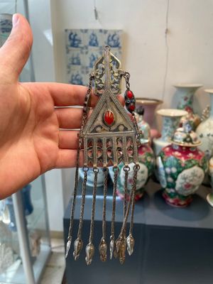 Two silver bracelets, two pendants with carnelian stones, a silver back ornament and a silver capstone, Turkmenistan, 19/20th C. — photo 9