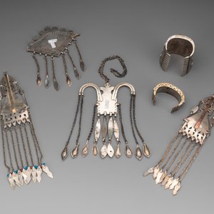 Two silver bracelets, two pendants with carnelian stones, a silver back ornament and a silver capstone, Turkmenistan, 19/20th C. — photo 2