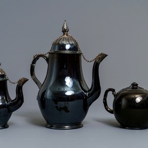 Two silver-mounted Namur black-glazed pottery jugs and a teapot, 18th C. — 照片 1