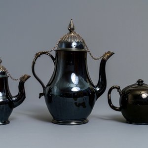 Two silver-mounted Namur black-glazed pottery jugs and a teapot, 18th C. — 照片 2