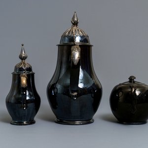 Two silver-mounted Namur black-glazed pottery jugs and a teapot, 18th C. — 照片 3