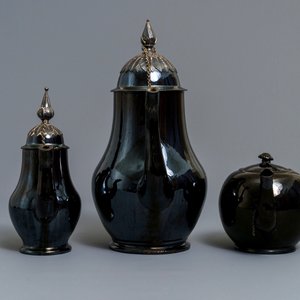 Two silver-mounted Namur black-glazed pottery jugs and a teapot, 18th C. — 照片 5