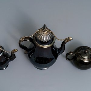 Two silver-mounted Namur black-glazed pottery jugs and a teapot, 18th C. — 照片 6