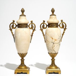 Two silver pheasants, a table bell and a pair of marble urns and covers, 19/20th C. — 照片 11