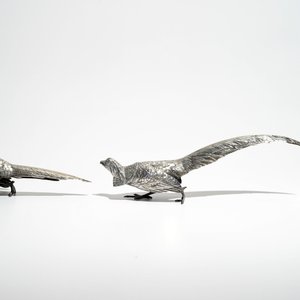 Two silver pheasants, a table bell and a pair of marble urns and covers, 19/20th C. — 照片 3