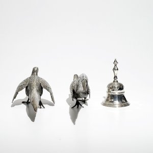 Two silver pheasants, a table bell and a pair of marble urns and covers, 19/20th C. — 照片 5