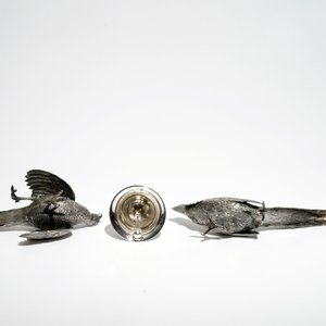 Two silver pheasants, a table bell and a pair of marble urns and covers, 19/20th C. — 照片 6
