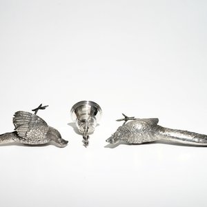 Two silver pheasants, a table bell and a pair of marble urns and covers, 19/20th C. — 照片 7