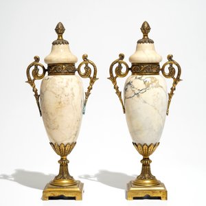 Two silver pheasants, a table bell and a pair of marble urns and covers, 19/20th C. — 照片 9