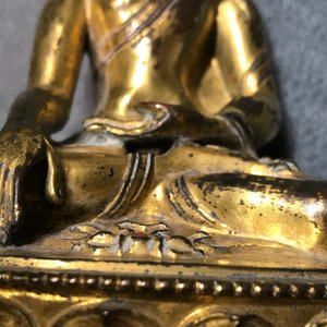 Two Sino-Tibetan gilt bronze figures of Buddha Shakyamuni and Avalokiteshvara, 18/19th C. — 照片 12