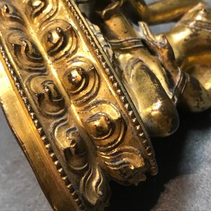 Two Sino-Tibetan gilt bronze figures of Buddha Shakyamuni and Avalokiteshvara, 18/19th C. — 照片 16