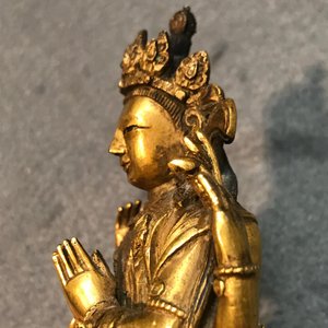 Two Sino-Tibetan gilt bronze figures of Buddha Shakyamuni and Avalokiteshvara, 18/19th C. — 照片 25