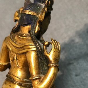 Two Sino-Tibetan gilt bronze figures of Buddha Shakyamuni and Avalokiteshvara, 18/19th C. — 照片 28