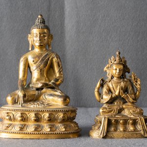 Two Sino-Tibetan gilt bronze figures of Buddha Shakyamuni and Avalokiteshvara, 18/19th C. — 照片 8