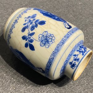 Two small Chinese blue and white 'Long Eliza' vases and covers, Kangxi — 照片 17