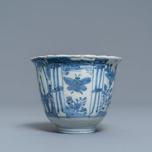 Two small Chinese blue and white plates and a crow cup, Kangxi and Wanli — photo 2