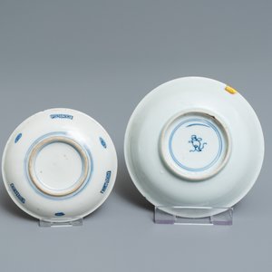 Two small Chinese blue and white plates with floral design, Kangxi en Tianqi — 照片 2