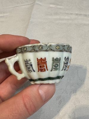 Two small Chinese famille verte handled cups with 'prunus on cracked ice' and 'shou' design, Kangxi — photo 15
