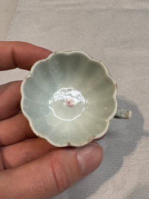 Two small Chinese famille verte handled cups with 'prunus on cracked ice' and 'shou' design, Kangxi — photo 20