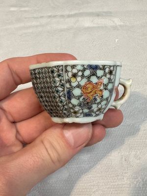 Two small Chinese famille verte handled cups with 'prunus on cracked ice' and 'shou' design, Kangxi — photo 2