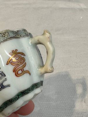 Two small Chinese famille verte handled cups with 'prunus on cracked ice' and 'shou' design, Kangxi — photo 23