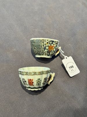 Two small Chinese famille verte handled cups with 'prunus on cracked ice' and 'shou' design, Kangxi — photo 25