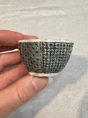 Two small Chinese famille verte handled cups with 'prunus on cracked ice' and 'shou' design, Kangxi — photo 3