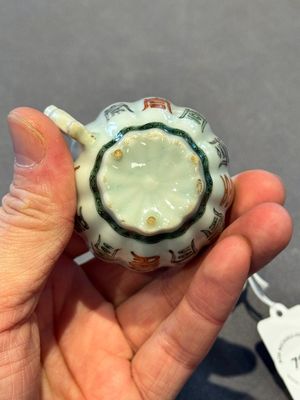 Two small Chinese famille verte handled cups with 'prunus on cracked ice' and 'shou' design, Kangxi — photo 31