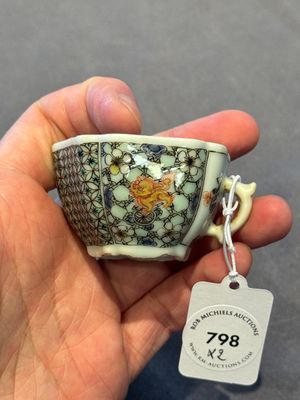 Two small Chinese famille verte handled cups with 'prunus on cracked ice' and 'shou' design, Kangxi — photo 34