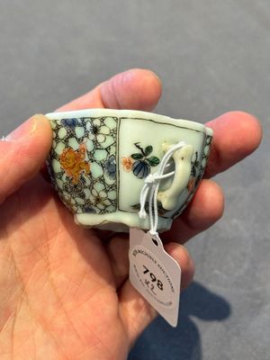 Two small Chinese famille verte handled cups with 'prunus on cracked ice' and 'shou' design, Kangxi — photo 35