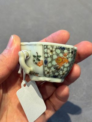 Two small Chinese famille verte handled cups with 'prunus on cracked ice' and 'shou' design, Kangxi — photo 36